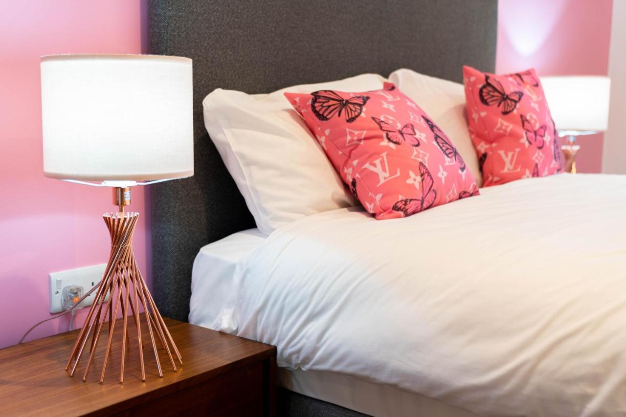 Maevela Apartments ☆ Pink Luxury Apartment With Balcony - Birmingham City Centre - 5 Min Walk From Bullring, Cube, Mailbox, New Street Station - Free Netflix & Wifi Extérieur photo